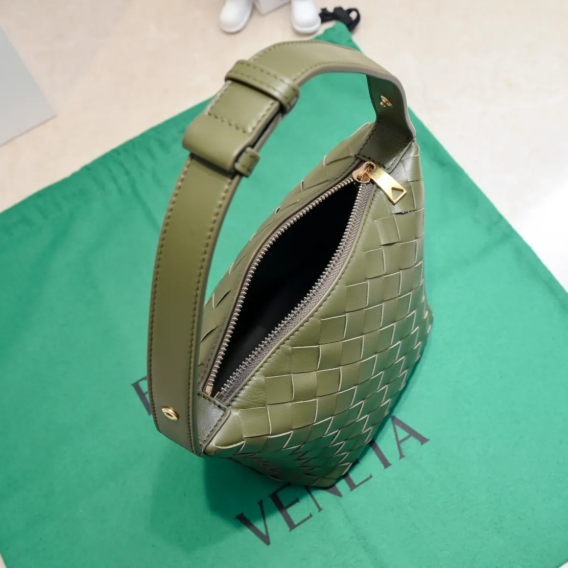 Batch 1280 It is predicted that BV Bottega's lunch bag will be popular again this year🔥. It is very soft and lightweight. It also uses the intrecciato weaving process that the two founders spent several months developing from the beginning of the brand. It is completely hand-woven by Italian craftsmen and perfectly reflects the craftsmanship of Bottega. The entire bag shape is also a very practical and popular lunch box bag shape. The slightly curved arc of the bag mouth can also better fit our wrists. Style number: 7748-1 Size: 17*13.5*5cm